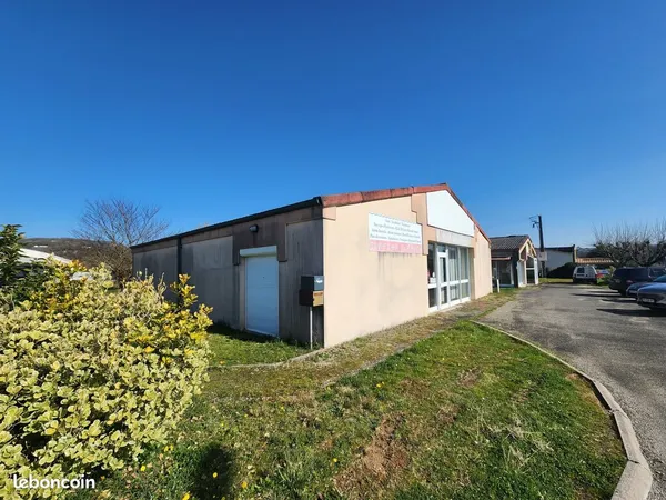 Local commercial 197 m² PUY L EVEQUE
