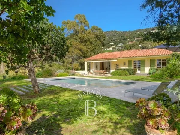 Nouveau prix : Rayol-Canadel - Plage à pied - Villa de plain-pied - Piscine