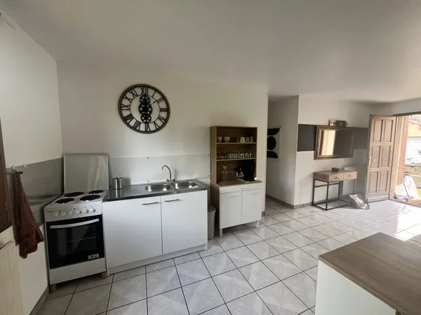 3 chambres 12 m2. Maison individuelle avec jardin.