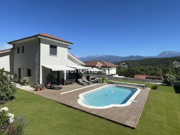 Maison contemporaine avec piscine et vue panoramique sur les mon