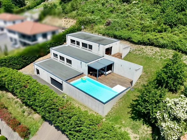 LA FOUILLOUSE (42480) MAISON D'ARCHITECTE CONTEMPORAINE AVEC PISCINE !