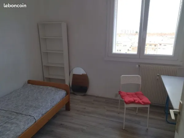 Un petite chambre meublée étudiante -Esplanade CC