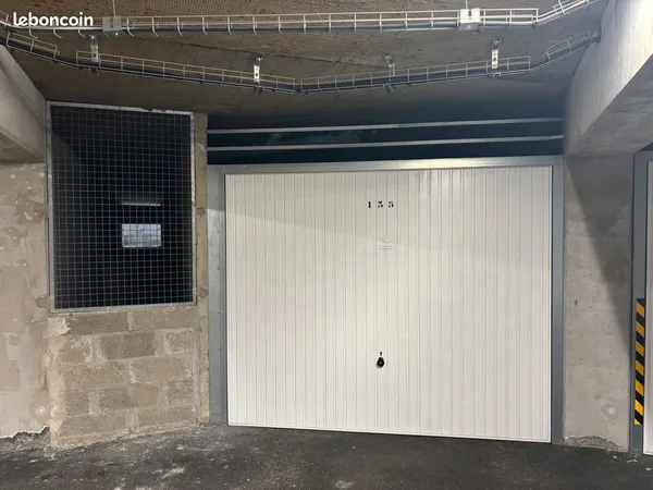 Location à l'année grand Garage fermé