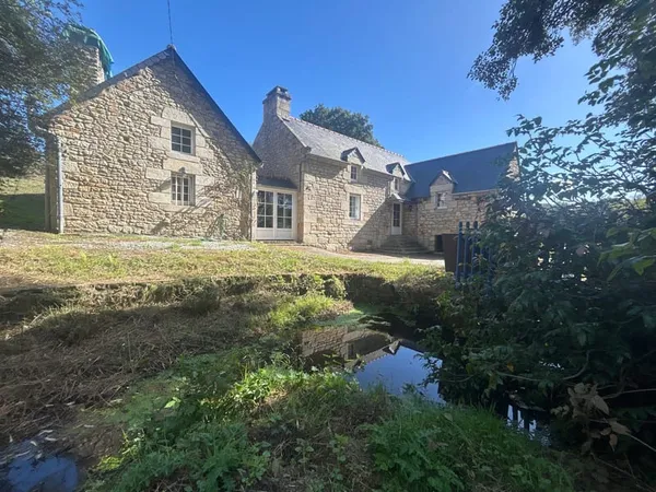 À VENDRE SUPERBE MOULIN EN PIERRE À PLUMÉLIAU