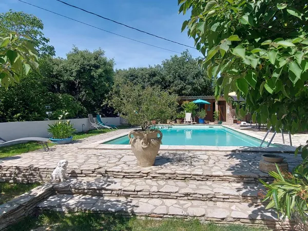 GARD. 30.NIMES. Quartier La Cigale. Belle maison de 119 m2 sur terrain arboré de 1250 m² avec piscin