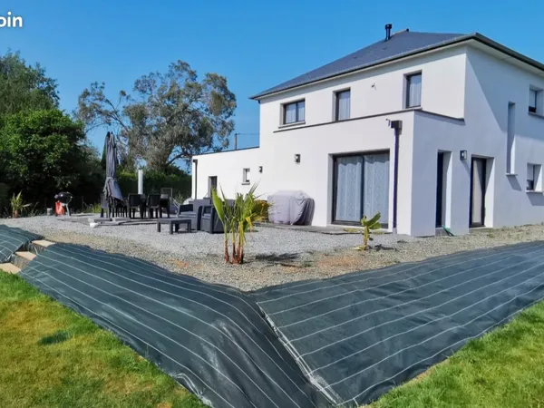 Bien rare : maison récente (2022) et grand terrain à 2 pas du bourg