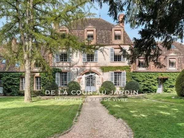 Manoir de 1640 avec dépendances, piscine intérieure et jardin remarquable