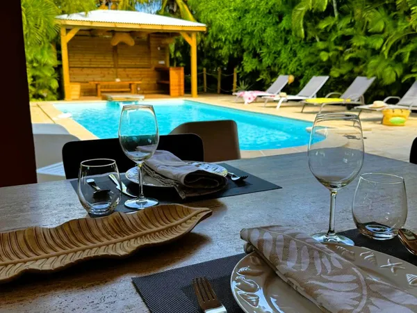 SAINT-FRANÇOIS VILLA DE CHARME AVEC PISCINE, JACUZZI ET EX