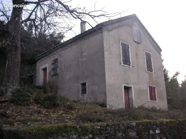 Maison sur terrain agricole