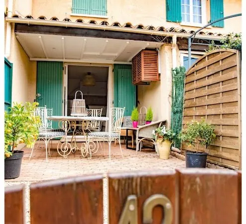 PERLE RARE - Authentique Mazet avec jardin et parking