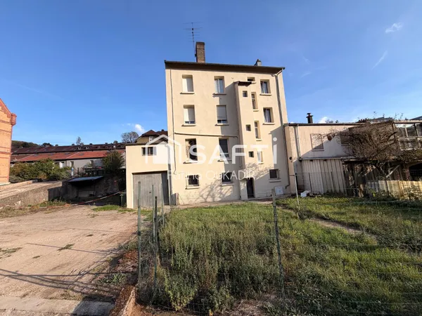 IMMEUBLE DE RAPPORT - 4 APPARTEMENTS, LOCAL COMMERCIAL, 2 GARAGES ET TERRAIN CONSTRUCTIBLE