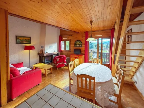 Duplex lumineux proche du centre des Carroz, avec vue panoramique, cheminée, mezzanine et beau poten