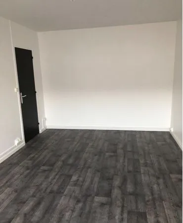 Disponible à la location le 17 octobre grand studio 36 m2 rez de chaussée place de parking privative