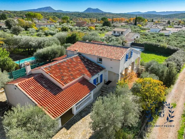 Villa contemporaine - vue dominante !
