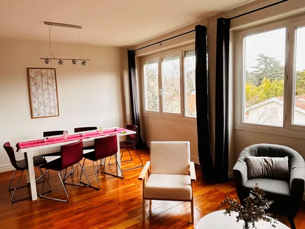 Grand T2 meublé de 62m² rénové - Parking privatif - Écully Village