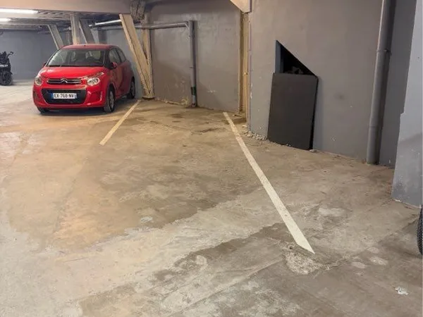 Place de parking fermée dans garage