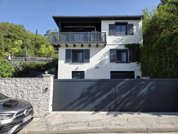 Très belle villa entièrement rénovée sur les hauteurs de Penne d