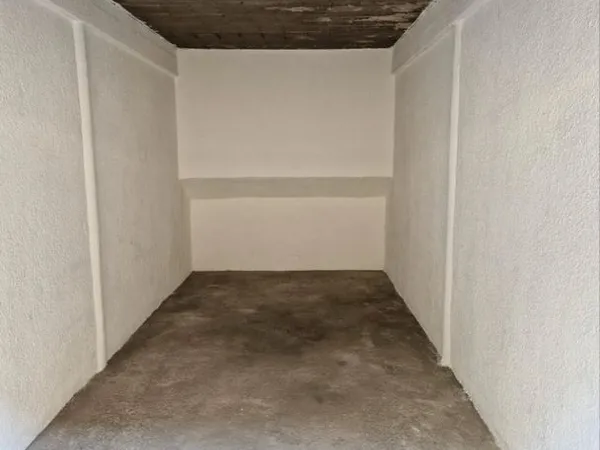 À louer : box fermé situé rue Maréchal Fayolle, 13004 Marseille, quartier Cinq-Avenues
