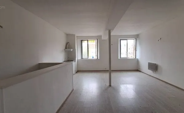 A villeneuve l 'archeveque,en plein centre,commerces aux pieds, maison de ville sur 160m2,appartemen