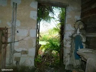 Rare terrain intra muros - c. 500m2 - libre de constructeur - puits et maison de jardin en tuffeau