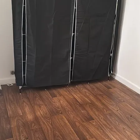 Chambre meublée dans une maison