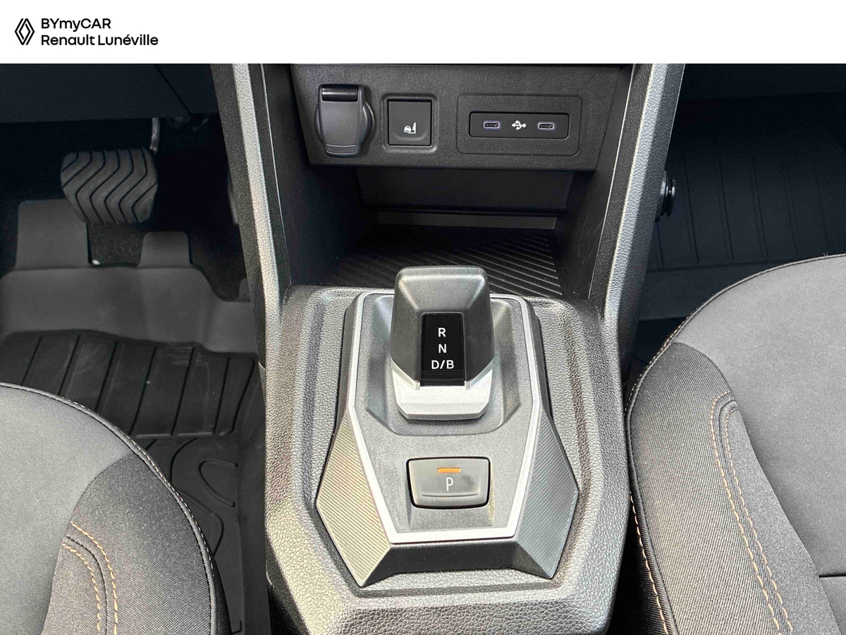 Dacia Sandero Hybrid 155 — photo 18