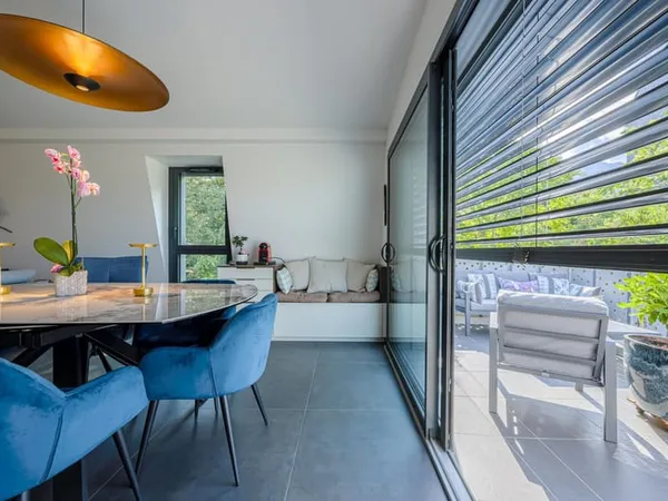 Aix centre, Type 3 en attique avec garage