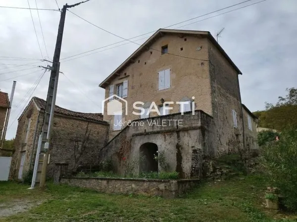 Maison de village en pierre .