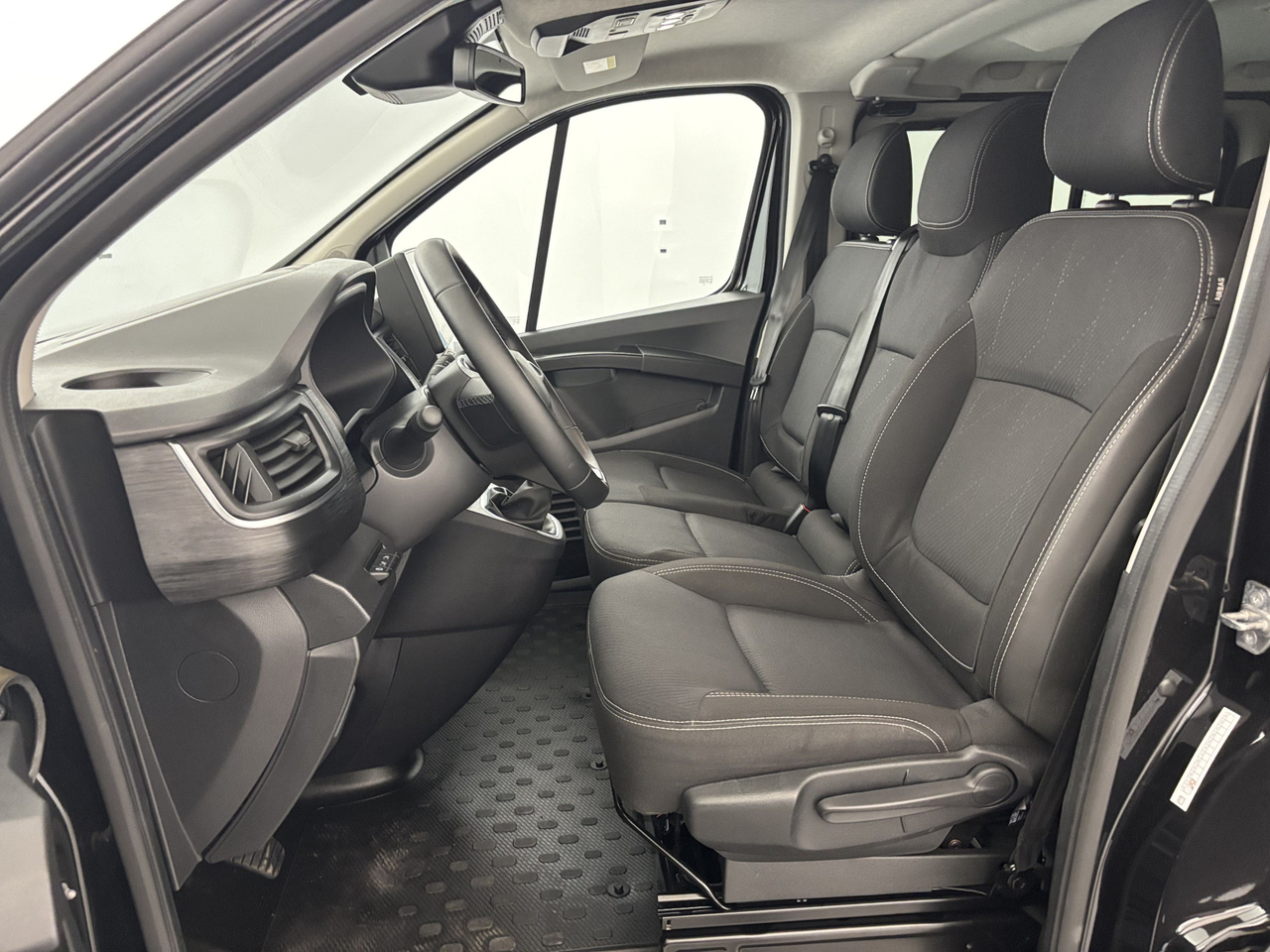 Renault Trafic Combi — photo 9