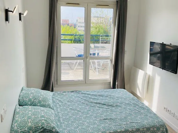 STUDIO 22 m² + TERRASSE 12 m² - VUE SUR PARIS - À 200 M DU MÉTRO CARREFOUR PLEYEL - IDÉAL INVESTISSE