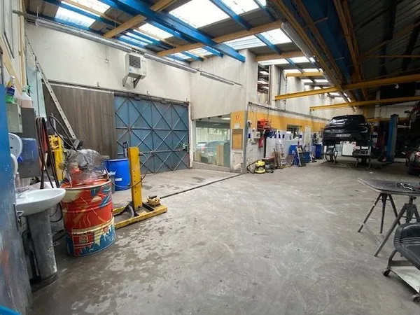 Pour investisseur: Vente occupée murs d'une concession automobile d'une grande marque et maison de v