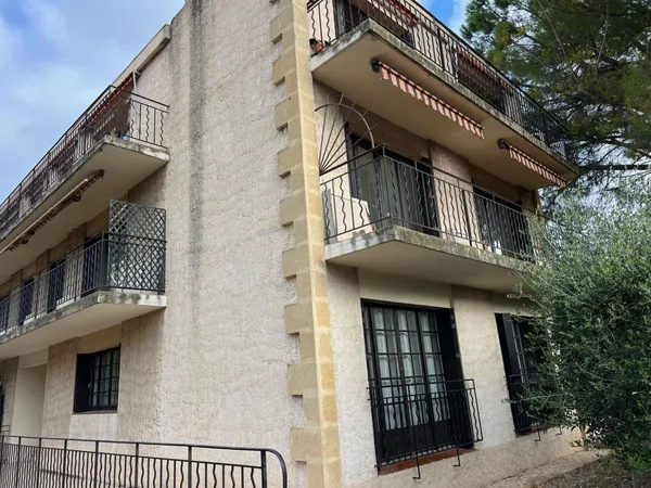 Appartement à vendre à Aix en Provence avec 2 garnd balcons, un garage et une vue sur la Sainte Vict
