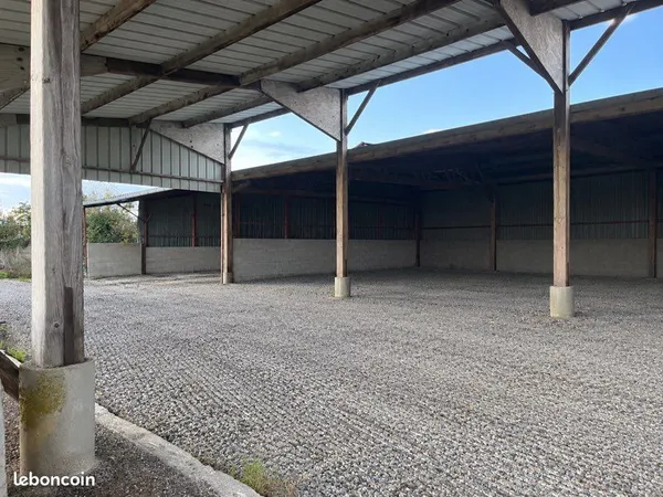 À louer - Hangar couvert, espace de stockage et stationnement
