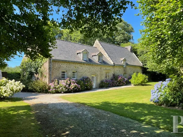 Vends longères du XIIIème siècle sur un terrain arboré