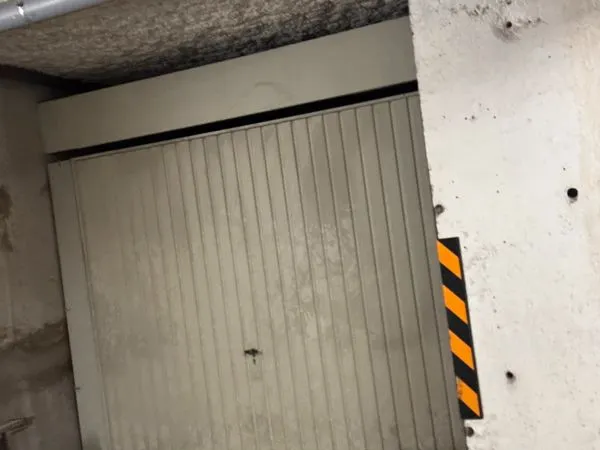 Box fermé / Garage profond (voiture + stockage) - Villeurbanne La Doua