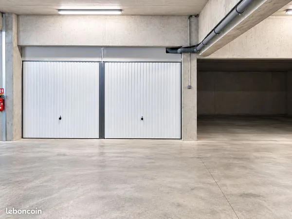 GRAND GARAGE FERMÉ 17,66 m² - RÉSIDENCE RÉCENTE, SÛRE ET SÉCURISÉE - BAGNOLS-SUR-CÈZE
