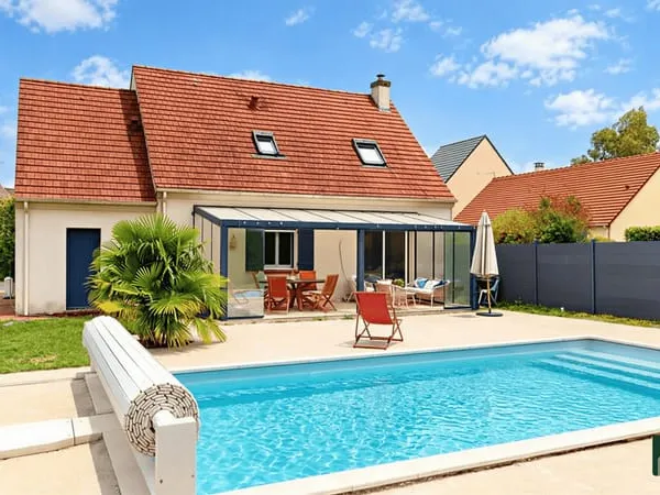Maison familiale 4 chambres avec piscine et garage - Lèves !