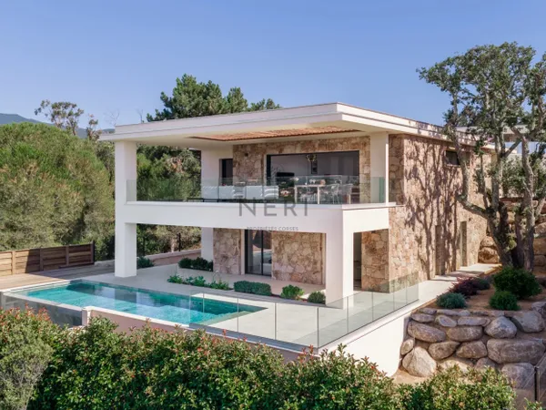 Villa contemporaine avec piscine et vue mer panoramique