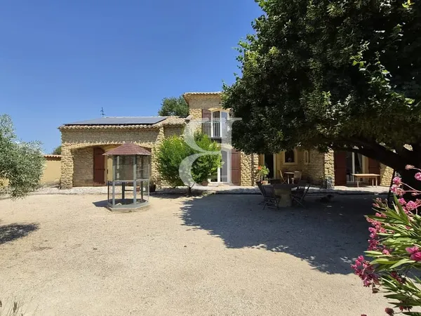 Agréable villa à vendre avec jardin et dépendances à Sainte-