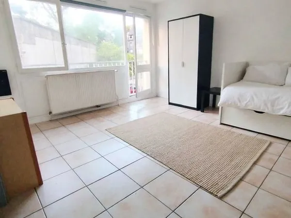 Grand studio meublé