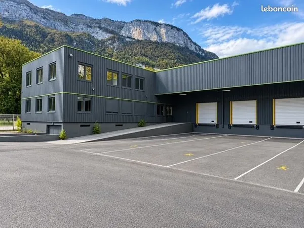 PLUSIEURES CELLULES DE - QUAIS - BUREAUX - ESPACES DE STOCKAGE, plusieurs espaces adaptés à diverses