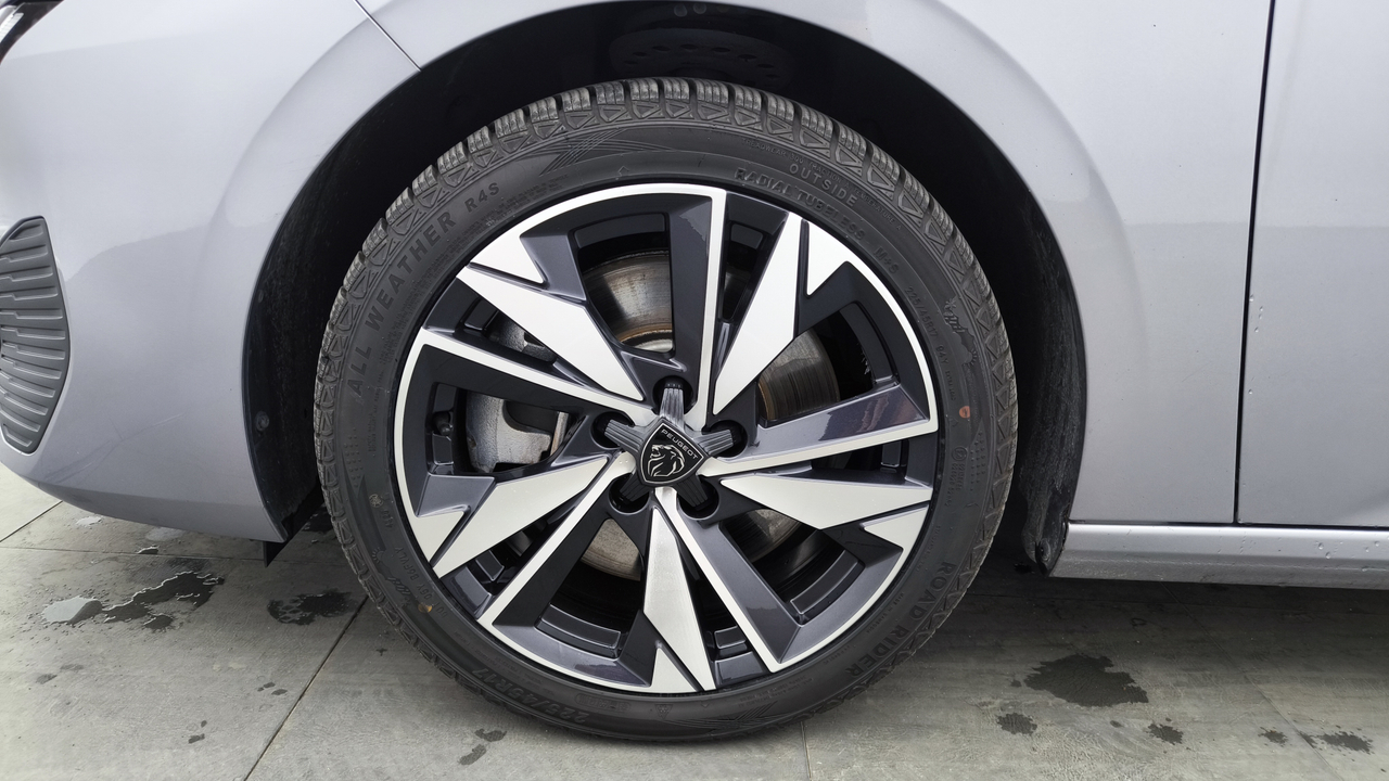 Peugeot 308 SW PHEV 180 e-EAT8 — photo 9