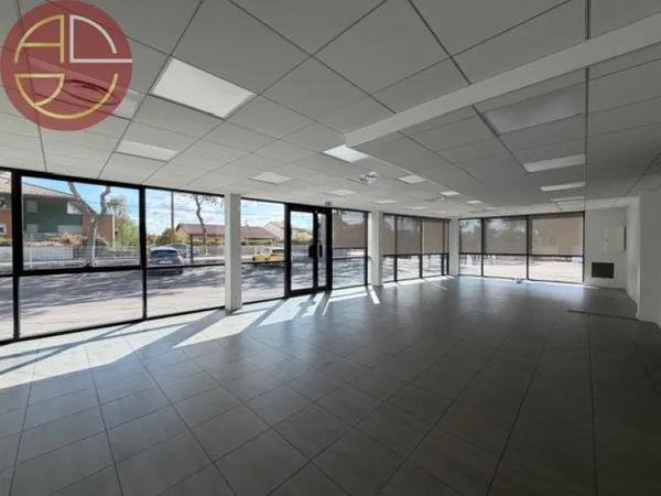 Local commercial 6 pièces 650 m²