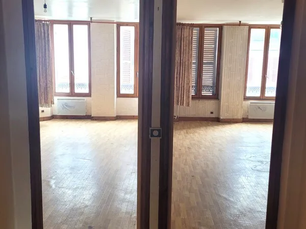 Maison d'habitation avec un local activité commerciale