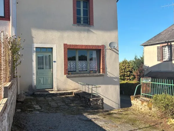 Maison de village 99 m² à rénover, 2 chambres, cheminées, jardin - Cromac