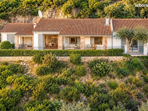 A VENDRE Villa vue dégagée Estérel - 120m² - 4 pièces - Piscine & Terrain 1800m²
