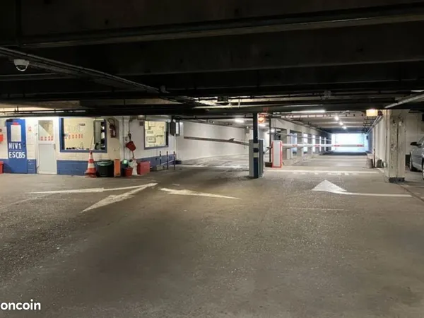 Parking Courbevoie place Charras