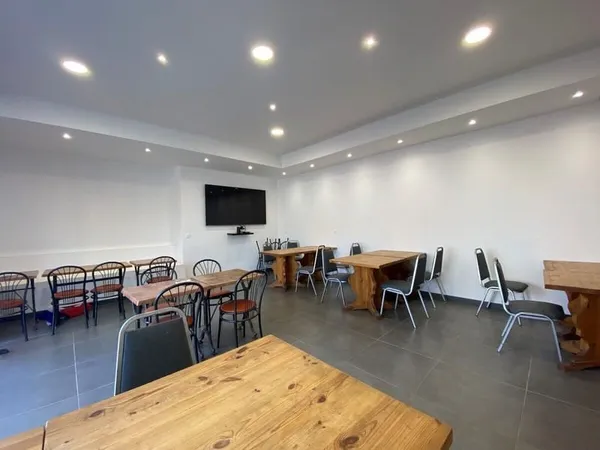 Pizzeria au feu de bois à fort potentiel avec une belle salle en