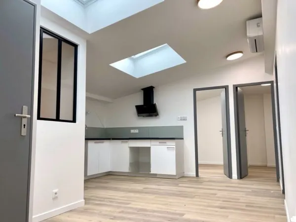 APARTEMENT + LOCAL COMMERCIAL AU CENTRE VILLE DE SERVON