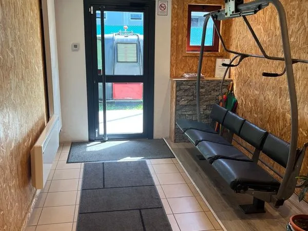 A louer 150m2 de stockage et bureau
